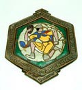 Koperen plaquette met polychroom geëmailleerde decoratie uitgevoerd voor de Alg.Ned Bond van Meubelmakers behangers en houtbewerkers ontwerp Jan Eisenloeffel uitvoering onbekend 