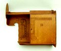 Houten wandkastje met opgelegde houten Amsterdamse School motieven ontwerp uitvoering onbekend Nederland ca.1925 