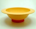 Geel kunststof kom op oranje voet Euclid ontwerp Michael Graves 1994 uitvoering Alessi / Italië 