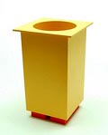 Geel kunststof ijsemmer op oranje voet Euclid ontwerp Michael Graves 1994 uitvoering Alessi / Italië 