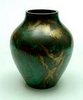 Messing Ikora vaas met groen gepatineerd oppervlak en abstract florale decoratie uitvoering WMF / Duitsland ca.1935 