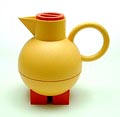 Geel kunststof thermoskan Euclid op oranje voetjes en met oranje deksel ontwerp Michael Graves 1994 uitvoering Alessi / Italië 
