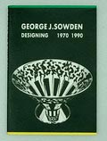  George J Sowden designing 1970 -1990 auteurs Jacqueline du Pasquier Penny Sparke Andrea Branzi e.a uitgegeven door Musées des Arts Décoratifs Paris 1990 Franse tekst gesigneerd door de kunstenaar 