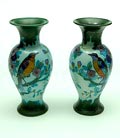 Aardewerk vazenset Rosalie 2x met polychrome florale beschildering en met afbeelding van vogels gespiegeld uitvoering Plateelbakkerij Zuid-Holland / Gouda 1918 