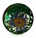 Aardewerk wandschotel Chrysant met polychrome florale beschildering uitvoering Amphora / Oegstgeest ca.1925 