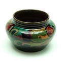 Aardewerk vaasje met glansgeglazuurde polychrome florale beschildering uitvoering Plateelbakkerij Zuid-Holland / Gouda 1920 