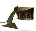 Roodkoperen gehamerde Amsterdamse School bureaulamp met zijden franje aan kap Nederland ca.1925 