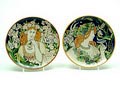 Twee platelen Art Nouveau borden met voorstelling van jongedames uitvoering onbekend Italië ca.1925 