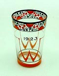 Helderglazen vaasje met emailleverf decoratie uitgegeven ter gelegenheid van het 25 jarig jubileum van Koningin Wilhelmina 6 sept 1898-1923 ontwerp uitvoering Cris Agterberg in eigen atelier 1923 