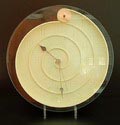 Kunststof wandklok Nautilus met glazen afdekplaat ontwerp Oscar Tusquets Blanca ca.1995 uitvoering Mobles 114 Barcelona / Spanje 