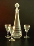 Wijnkaraf met drie glazen hoog 12,4 cm van servies B"-geringd 5x ontwerp K.P.C.de Bazel 1917 uitvoering Glasfabriek Leerdam 