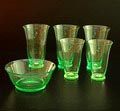  Annagroen glazen champagnebekers 2x hoog 9,5 cm waterbekers 3x hoog 11,7 cm en een vingerkom van servies Romanda ontwerp A.D.Copier 1924 uitvoering Glasfabriek Leerdam 