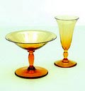 Amberglazen likeur-coupe en een likeurglaasje beide van servies Romanda ontwerp A.D.Copier 1924 uitvoering Glasfabriek Leerdam 