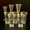 Helderglazen champagnebekers 5x en drie glaasjes hoog 15,7 / 14,8 13,2 cm met gouden rand van servies Romanda ontwerp A.D.Copier 1924 uitvoering Glasfabriek Leerdam 