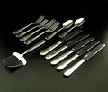 12 delen verzilverd bestek Model-70 ontwerp Jan Eisenloeffel 1929 uitvoering Gero 1930-'50 Grote messen 5x Dessertlepel 2x Kaasschaal 1x Grote vork 2x Kleine vork 2x 