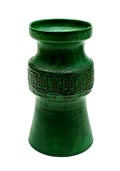Groen geglazuurde aardewerk vaas met sgrafitto decoratie ontwerp uitvoering W.C.Brouwer / Leiderdorp 1907 