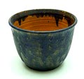 Aardewerk cachepot met blauw stroomglazuur op donkere ondergrond ontwerp uitvoering Pieter Groeneveldt Voorschoten ca.1935 