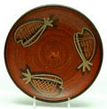 Aardewerk wandschotel met gekerfde decoratie van vissen ontwerp uitvoering Jan van Stolk en Jaap Dommisse 1952-'59 