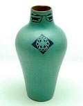 Blauw-groen geglazuurde vaas met geometrische decoratie ontwerp Cornelis de Bruin 1903-'08 uitvoering Dordtsche Kunstpotterij D.K.P 