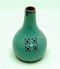 Blauw-groen geglazuurd vaasje met geometrische decoratie ontwerp Cornelis de Bruin of Jan van der Vet 1903-'08 uitvoering Dordtsche Kunstpotterij D.K.P 