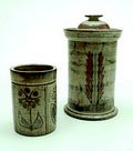 Handgedraaide aardewerk dekseldozen 2x hoog 24 cm 13,4 cm met gereduceerd gestookt glazuur met florale decoratie ontwerp Gustave Reynaud 1915-1972 uitvoering Poterie du Mûrier Vallauris / Frankrijk 1960 