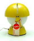 Geelgelakt metalen bureau-lampje met witglazen bol model Buonanotte-029 ontwerp Gianluigi Gorgoni ca.1965 uitvoering Stilnovo / Italië 