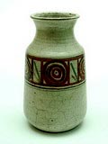 Handgedraaide aardewerk vaas met gereduceerd gestookt glazuur met band decoratie ontwerp Gustave Reynaud 1915-1972 uitvoering Poterie du Mûrier Vallauris / Frankrijk ca.1960 