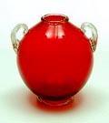 Roodglazen vaasje met aangezette bovenrand oren en voet in helderglas met goudfolie uitvoering Seguso Vetri d'Arte ca.1935 Murano / Italië 