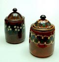 Bruin aardewerk dekselpotten 2x met engobe decoratie uitvoering Steffisburg / Switzerland ca.1950 