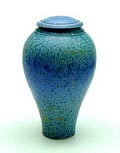 Porseleinen dekselpot met blauw kristalglazuur ontwerp uitvoering Hein Severijns in eigen atelier 