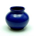 Aardewerk vaas met diep-blauw glazuur ontwerp uitvoering Chris Lanooy / Epe ca.1920 
