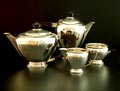 Zilveren 4-delig theeservies met bakelieten handgrepen en knopjes ontwerp uitvoering Henry Clifford Davis Birmingham / Engeland 1947 