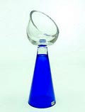 Helderglazen vaas op blauw glazen voet ontwerp Hanne Dreutler Arthur Zirnsack 1995 uitvoering Studio Åhus / Zweden 