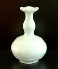 Witte Blanc de Chine vaas met bloemen decoratie ontwerp Ludwig Zepner 1980 uitvoering Meissen / Duitsland 