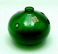 Groene glazen vaas met gaten ontwerp Michael Bang ca.1970 uitvoering Holmegaard / Denemarken 