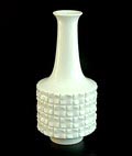 Witte Blanc de Chine vaas met geometrische decoratie ontwerp Ludwig Zepner 1965 uitgevoerd door Meissen / Germany 