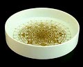 Porseleinen schaal met goud decoratie ontwerp Bjørn Wiinblad ca.1975 uitvoering Rosenthal / Duitsland 