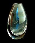 Dikwandige helderglazen vaas met interne gekleurde glasdraad ontwerp Vicke Lindstrand 1955 uitvoering Kosta / Zweden 