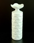 Witte Blanc de Chine vaas met bloemen decoratie ontwerp Ludwig Zepner uitgevoerd door Meissen / Duitsland 1980 