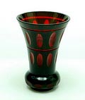 Dikwandige facet-geslepen rood glazen vaas met groen glazen overlay uitvoering Haida / Bohemen ca.1925 
