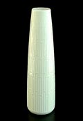 Witte Blanc de Chine vaas met geometrische decoratie ontwerp Ludwig Zepner 1980 uitvoering Meissen / Duitsland 