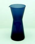 Blauw glazen schenkkan Kartio ontwerp Kaj Franck 1958 uitvoering Iittala / Finland 