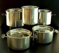  5-delige pannenset Gero Zilmeta ontwerp Dick Simonis 1958 uitvoering Gero Inhoud pannen 2 x 2,5 liter 1 x 3,5 liter 1 x 5 liter steelpan 2,5 liter 