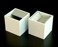 Witte melamine asbakken 2x Kubo met metalen inzetstuk ontwerp Bruno Munari 1957 uitvoering Danese Milano / Italië 