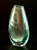 Dikwandige helderglazen vaas met interne gekleurde glasdraad ontwerp Vicke Lindstrand 1955 uitvoering Kosta / Zweden 