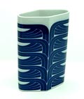 Porseleinen vaas met blauwe decoratie ontwerp Tapio Wirkkala 1960 uitvoering Rosenthal / Duitsland 
