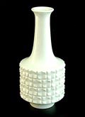 Witte Blanc de Chine vaas met geometrische decoratie ontwerp Ludwig Zepner uitgevoerd door Meissen / Germany 1965 