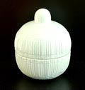 Porseleinen dekseldoos met reliëf decoratie ontwerp Elsa Fischer-Treyden 1901-1995 uitvoering Rosenthal / Duitsland ca.1960 