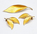 Set van broche oorbellen geel geëmailleerd verguld zilver ontwerp Willy Winnaess ca.1955 uitvoering David Anderson / Noorwegen 
