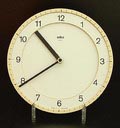 Elektrische wandklok batterij ABW 41 type 4861 ontwerp Dietrich Lubs 1981 uitvoering Braun / Duitsland 